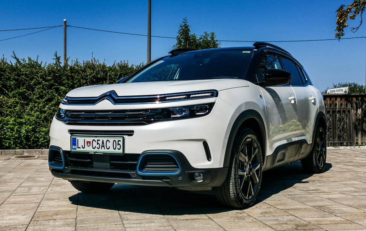 Citroen C5 aircross hybrid | Priključno-hibridni C5 aircross se od modela brez elektromotorja in baterije na zunaj razlikuje le po dveh oznakah hybrid in modrih dodatkih, ki so del posebnega paketa. | Foto Gašper Pirman