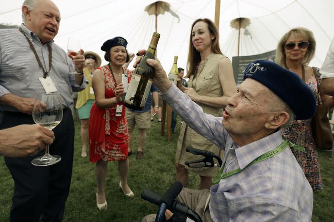 Mike Grgich | Mike Grgich s steklenico chardonnayja, s katerim je slavil na slovitem ocenjevanju v Parizu. | Foto Guliverimage