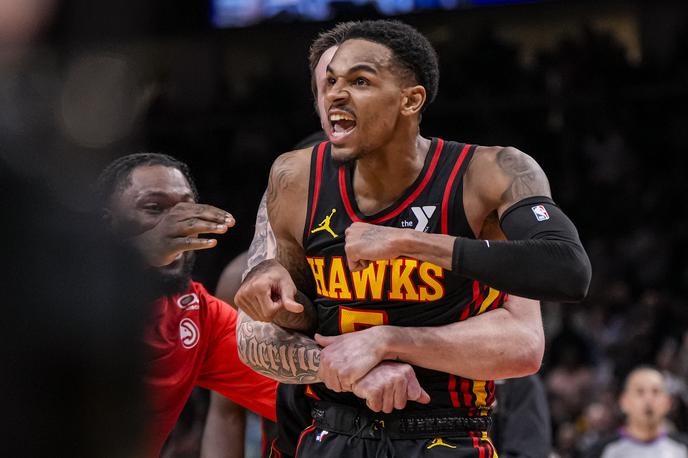 Dejounte Murray | Dejounte Murray (Atlanta) je dosegel kar 44 točk, a zanje porabil kar 44 metov iz igre (18/44). Zadnjega je zadel 0,1 sekunde pred koncem v podaljšku in Atlanto popeljal do končnega rezultata 123:122. Trojke je na tekmi metal 6/19. | Foto Reuters