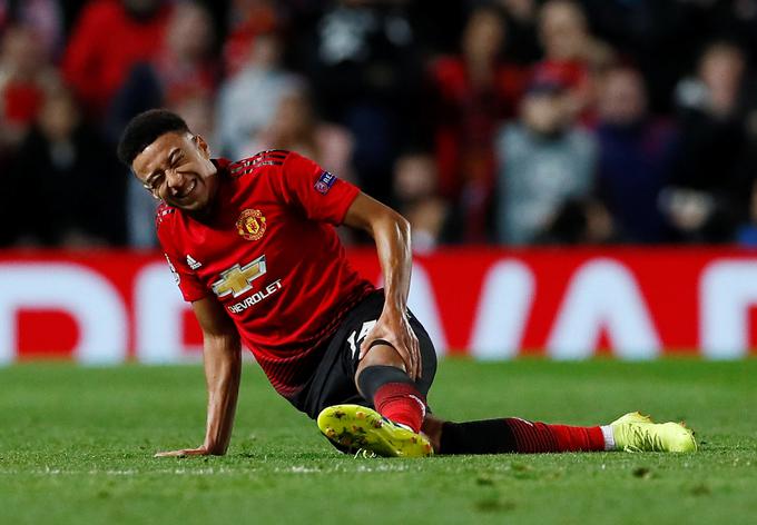 Jesse Lingard je ob koncu prvega polčasa zaradi poškodbe zahteval menjavo. Namesto njega je v igro vstopil Alexis Sanchez. | Foto: Reuters