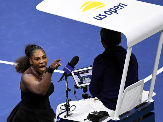 9. september: Ameriška teniška zvezdnica Serena Williams v finalu OP ZDA proti Naomi Osaka, ki ga je izgubila, protestira pri sodniku Carlosu Ramosu. | Foto: Reuters