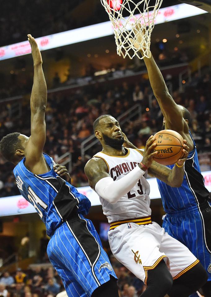 LeBron James v sendviču košarkarjev iz Orlanda. | Foto: Reuters