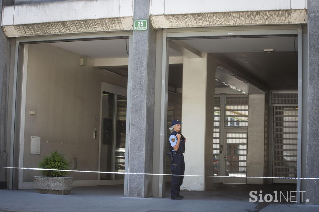 Policijski trak pred poslopjem vlade RS.