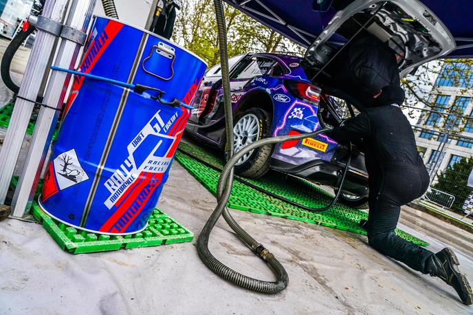 P1 fuels | Dolivanje goriva, ki je brezfosilno in zniža izpust CO2 do 95 odstotkov, v dirkalnik razreda Rally1 na svetovnem prvenstvu. | Foto P1 Fuels