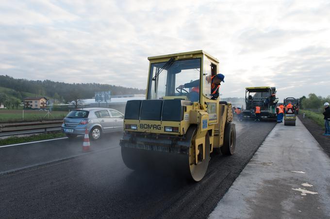  Letos nameravajo pri Darsu skupno zakrpati med 200 in 250 tisoč kvadratnih metrov voznih površin.  | Foto: Klemen Korenjak