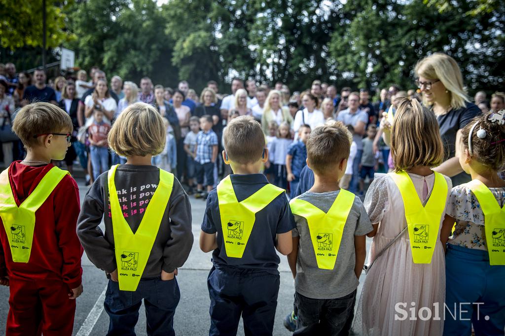 Prvi šolski dan. šola otroci prvošolčki prvošolci prvošolec razred