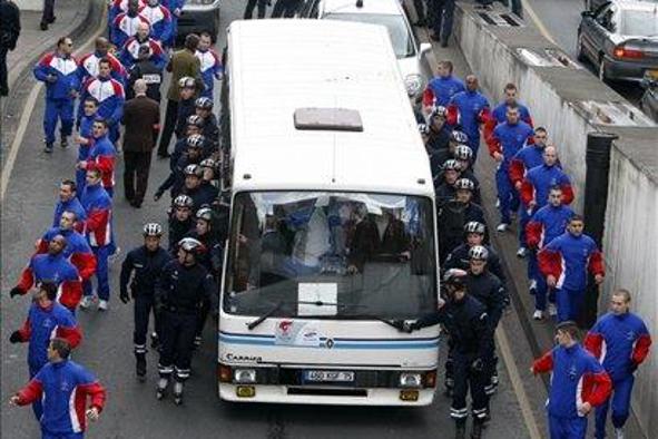 V Parizu ugasnil olimpijski ogenj (video)