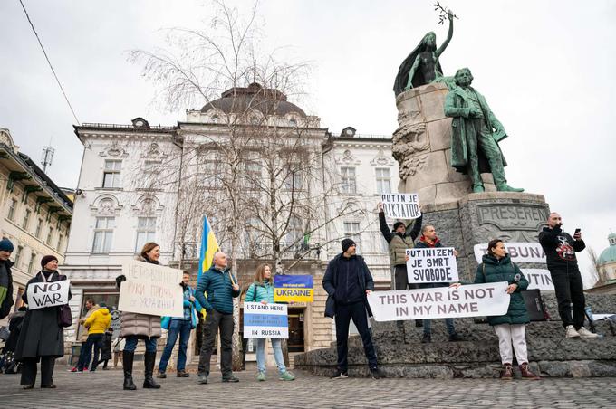 shod, Ljubljana, Prešernov trg, skupina ruskih aktivistov v Sloveniji SLOVO | Foto: STA/Katja Kodba