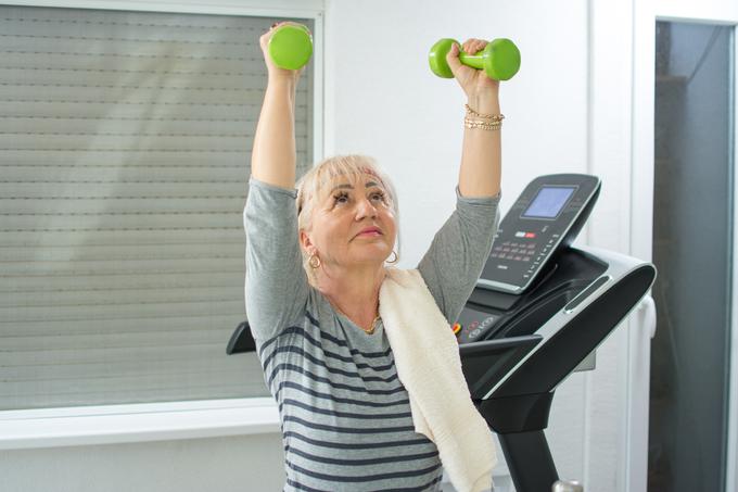 Med obiskovalci fitnes centrov je tudi vedno več starejše populacije, tudi rizičnih skupin, ki s pomočjo naprav izvajajo vaje za moč, rehabilitacijsko vadbo, preventivno dejavnost ... | Foto: Getty Images