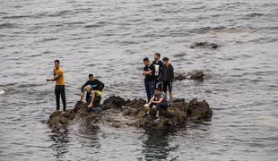 Španski eksklavi v Maroku preplavilo več tisoč migrantov #video