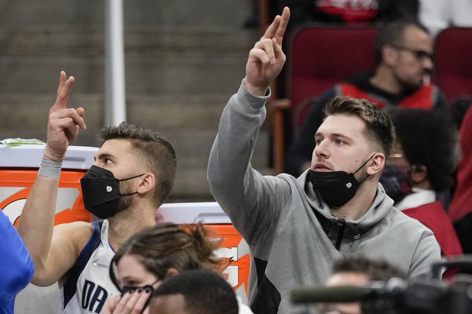 Luka Dončić, Maxi Kleber, Dallas Mavericks | Luka Dončić je tekmo pospremil s klopi Dallasa. | Foto Guliverimage