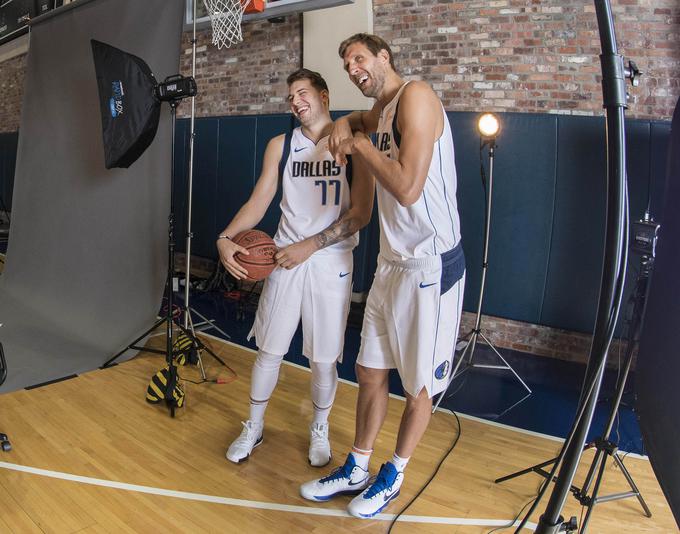 Luka Dončić in Dirk Nowitzki sta v Dallasu postala velika prijatelja. | Foto: Reuters