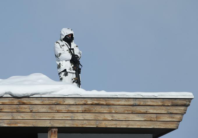 Za varnost okoli 2.500 delegatov (ti prihajajo iz 90 držav) in 500 novinarjev bo v Davosu skrbelo tudi veliko pripadnikov vojske in policije. | Foto: Reuters