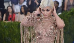 Kylie Jenner s svojo linijo ličil v letu in pol zaslužila skoraj pol milijarde