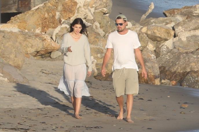 Leonardo DiCaprio and Camila Morrone | Pred kratkim so Leonarda in Camilo opazili na plaži v Malibuju v Kaliforniji. | Foto Profimedia