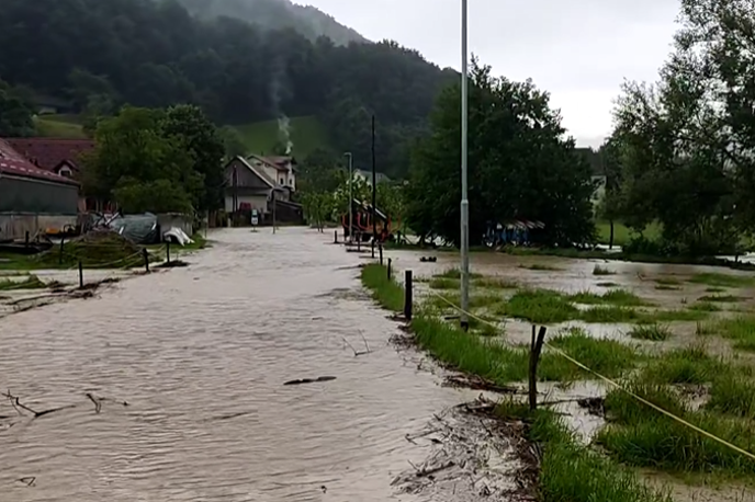 poplava v Majšperku | Tekom dneva in predvsem proti večeru so krajevna neurja povzročila največ težav na območjih občin Majšperk, Videm, Žetale, Ptuj, Laško in Ravne na Koroškem (na sliki potok v občini Majšperk)..  | Foto Meteoinfo