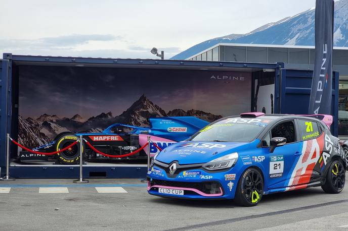 ASP Lesce Renault Sport | Pokalni renault clio in dirkalnik formule ena moštva Alpine v Lescah | Foto ASP Lesce