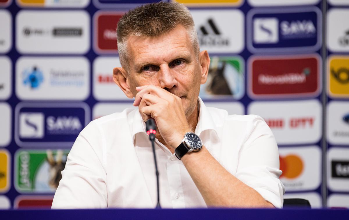 NK Maribor Radovan Karanović | "Neverjetno ... Če bi izmed tistih dveh udarcev v začetnem delu tekme (strela Jana Repasa in Ivana Brnića) vsaj eden končal v mreži, bi ohranili upanje, ki bi zelo pripomoglo, vsaj s psihološkega vidika, da bi v 2. polčasu nadaljevali z večjim tempom in v boljši podobi," je po porazu na Finskem poudaril Radovan Karanović. | Foto Grega Valančič/Sportida