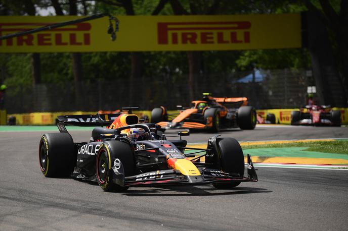 Imola Max Verstappen Red Bull | Max Verstappen je v prvem zavoju zadržal prvo mesto s kvalifikacij. | Foto Reuters