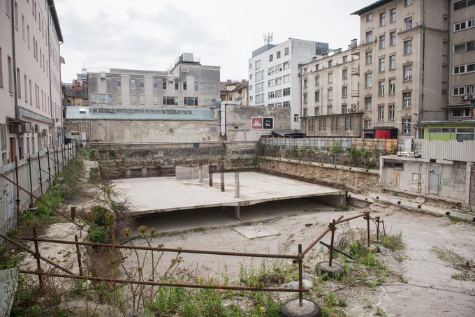 Gradnja garažne hiše Kozolec II pri Bavarskem dvoru se je zaradi finančnih težav investitorja zamaknila za več let. | Foto: Bor Slana