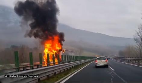 Voznik skušal sam pogasiti požar tovornjaka s priklopnikom #video