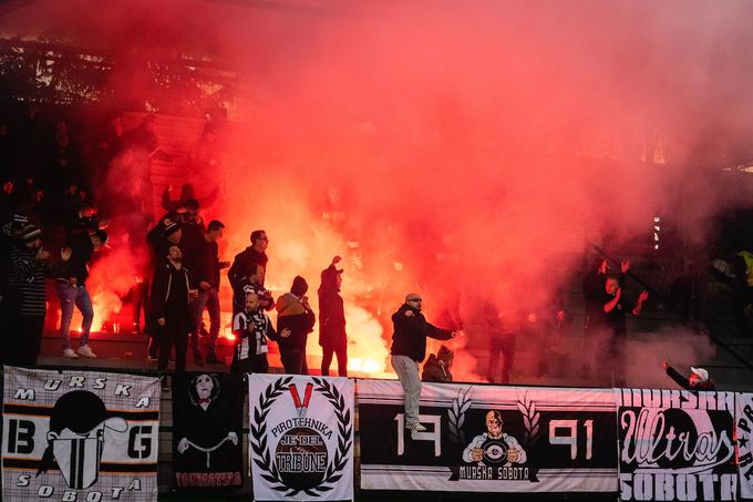 Bolj kot na igrišču je bilo v Fazaneriji zanimivo na tribunah. | Foto: Blaž Weindorfer/Sportida