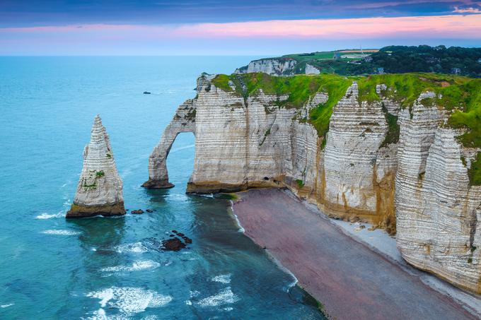 Na plaži Etretat je prepovedano nabirati kamenčke za spomin. | Foto: Shutterstock