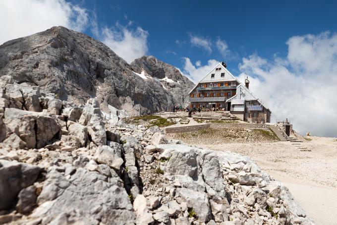 Triglavski dom na Kredarici je pozimi zaprt, a če boste potrebovali prenočišče, vam ga bodo meteorologi (v neogrevanih prostorih) tudi ponudili.  | Foto: 