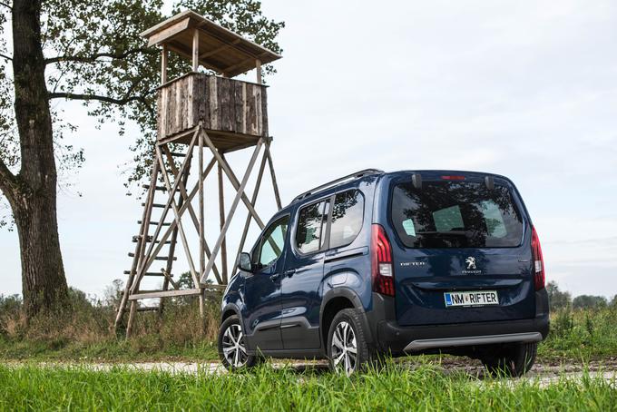 Višjo stopnjo opreme rifterja med drugim dokazuje zadnje steklo, ki se odpira posebej. | Foto: Gašper Pirman