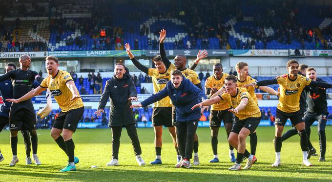 Maidstone je na poti do osmine finala najprej izločil "devetoligaša" Steyning, nato četrtoligaša Barrow, tretjeligaša Stevenage in zdaj še drugoligaša Ipswich. Je polprofesionalni klub, največji uspeh pa je dosegal med letoma 1989 in 1992, ko je igral v League Two (četrti ligi). | Foto: Guliverimage