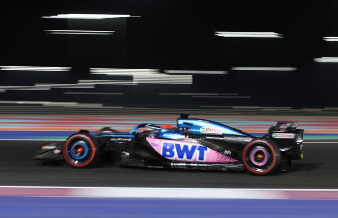 Esteban Ocon je sredi dirke v kokpitu bruhal pod čelado. | Foto: Reuters