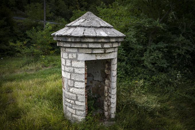 Pri postaji Rakitovec srečamo prvo kretniško čuvajnico v podobi tradicionalne istrske pastirske hišice kažun. | Foto: Ana Kovač