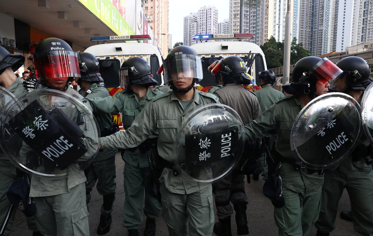 Hong Kong protesti Kitajska | Aplikacija HKmap Live spremlja gibanje hongkonške policije in kje uporabljajo solzivec, a njeni nasprotniki vztrajajo, da spodbuja k nezakonitim dejanjem. | Foto Reuters