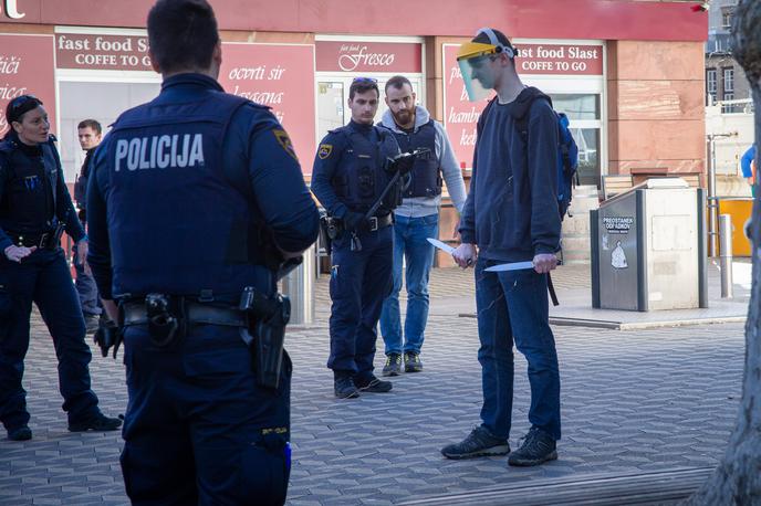 Moški z nožem grozi na Bavarskem dvoru | Tožilka je v primeru priznanja krivde predlagala leto in pol zapora, vendar v obliki obveznega psihiatričnega zdravljenja v zdravstvenem zavodu.  | Foto Mija Debevec Doničar