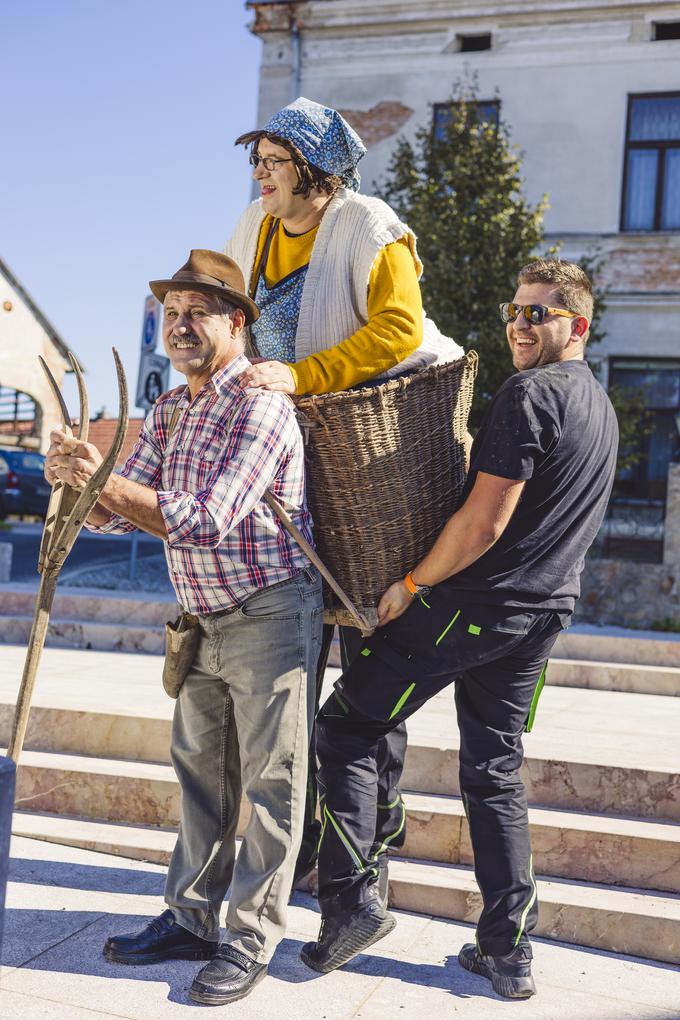 Pomoč pri "nalaganju" Mame Manke v koš moža Karla  | Foto: Lagerhof d.o.o.