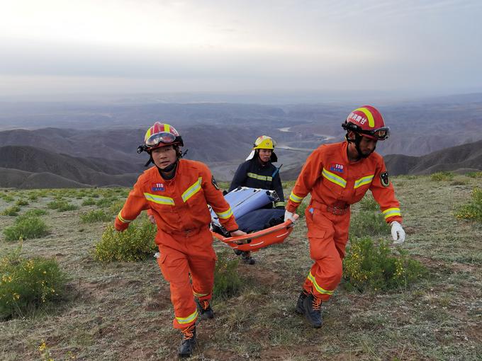 Oblečeni le v kratke majice in hlače so se ob 9. uri zjutraj podali na progo. Za 21 udeležencev je bil to zadnji tek v življenju. | Foto: Reuters