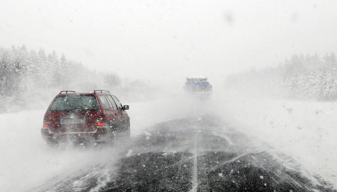 Ob nizkih temperaturah je treba paziti tudi na pravilno upravljanje avtomobila, saj so motorji takrat še bolj občutljivi. V prednosti so bencinski motorji, ki se zaradi slabšega izkoristka prej segrejejo. Enako velja tudi za potniški prostor. Pri avtomobilih z dizelskim motorjem, ki nimajo posebnih dodatni grelnih sistemov, traja ogrevanje dlje. Ne glede na bencinski ali dizelski pogon pa hladnega motorja ne smemo priganjati v visoke vrtljaje.  | Foto: Reuters