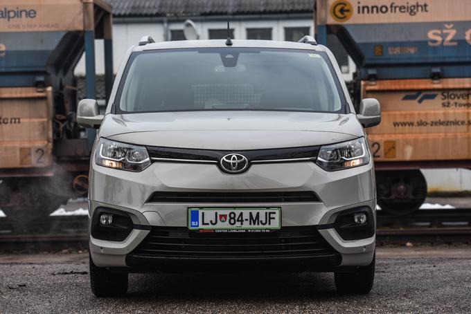 Proace ima žarometa, v slogu nekaterih drugih modelov Toyote, razločno povezana z linijo prek logotipa znamke. | Foto: Gašper Pirman