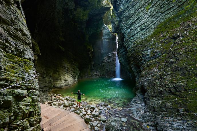 Slap Kozjak | Otrok je pri sestopu opazoval potok Kozjak in se pri tem nagibal čez zaščitno jeklenico, nato pa padel v omenjeni potok ter si poškodoval glavo. (Fotografija je simbolična.) | Foto Tomo Jeseničnik (www.slovenia.info)