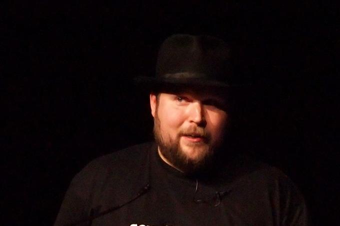 Markus Persson je izvirno različico Minecrafta ustvaril sam, ko pa je priljubljenost igre začela naraščati, je k sodelovanju povabil še nekaj programerjev in skupaj so ustanovili Mojang. Persson, sicer član Mense, mednarodnega združenja ljudi z visokim inteligenčnim količnikom, je v zadnjem času zaradi političnih komentarjev, ki jih pušča na spletu, postal kontroverzna oseba, zaradi česar je Microsoft z njim prekinil vse vezi in ga tudi ni povabil na praznovanje ob deseti obletnici izida Minecrafta. | Foto: Flickr/Creative Commons 2.0