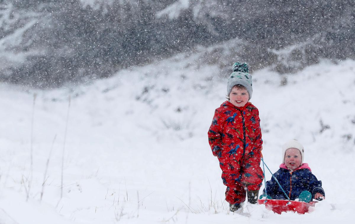 otroci sneg | Foto Reuters