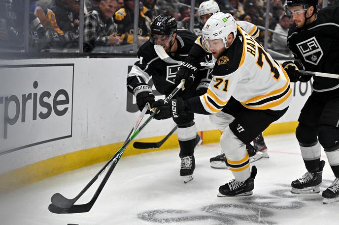 Los Angeles Kings Boston Bruins Anže Kopitar | Kralji so z 2:5 izgubili proti Bostonu. Še deset minut pred koncem rednega dela je bilo izenačeno, nato pa so gostje dosegli tri gole in vknjižili 30. zmago sezone. | Foto Guliverimage