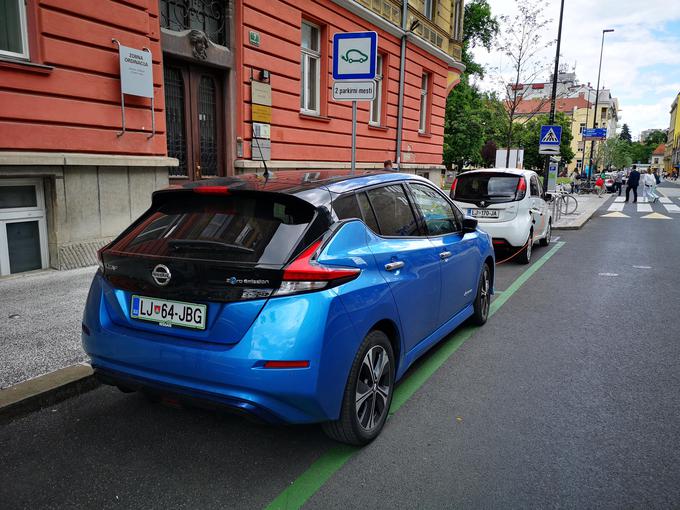 Z uvedbo plačilnega sistema se je v Ljubljani naredil red in mesta ob polnilnicah so le redko še neupravičeno zasedena. | Foto: Gregor Pavšič