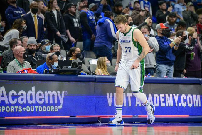 Luka Dončić | Luka Dončić je ob porazu dosegel 40 točk, vidno pa bil nezadovoljen ob koncu rednega dela. | Foto Reuters