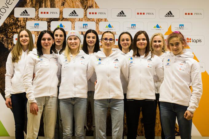 Slovenske reprezentantke v športnem plezanju (od leve proti desni): Katja Debevec, Mia Krampl, Julija Kruder, Janja Garnbret, Lučka Rakovec, Lana Skušek, Sara Čopar, Vita Lukan, Tjaša Slemenšek in Lucija Tarkuš. | Foto: Grega Valančič/Sportida