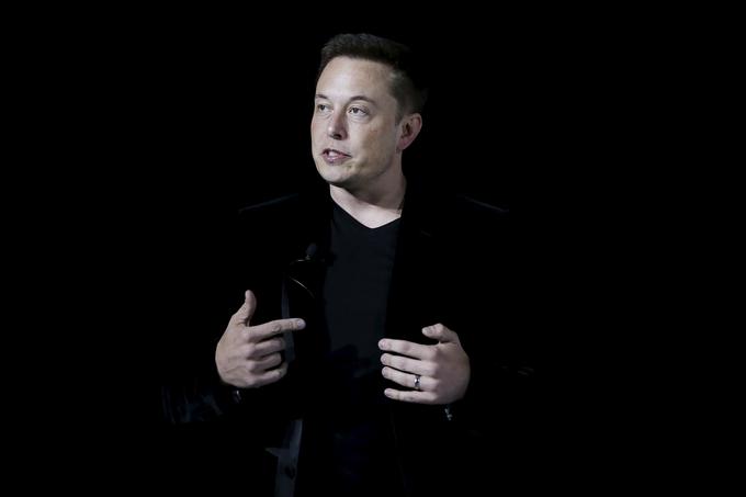 Skupaj s še nekaj velikimi umi - soustanoviteljem Appla Stevom Wozniakom, znanstvenikom Stephenom Hawkingom in Demisom Hassabiom, enim vodilnih razvijalcev umetne inteligence na svetu - je Elon Musk leta 2014 tudi podpisal odprto pismo (klik na fotografijo za vir), v katerem nasprotujejo uporabi umetne inteligence na sodobnem bojišču. Še eni taki iniciativi se je Musk pridružil pred vsega nekaj tedni. | Foto: Reuters