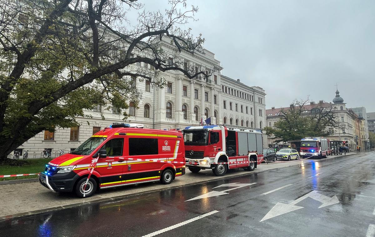 Vrhovno sodišče Ljubljana | Na kraju so posredovali policisti in gasilci. | Foto Gašper Pirman