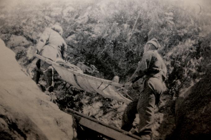 Fotografija rekonstrukcije prenosa ranjencev v Partizansko bolnico Franja.  | Foto: Ana Kovač