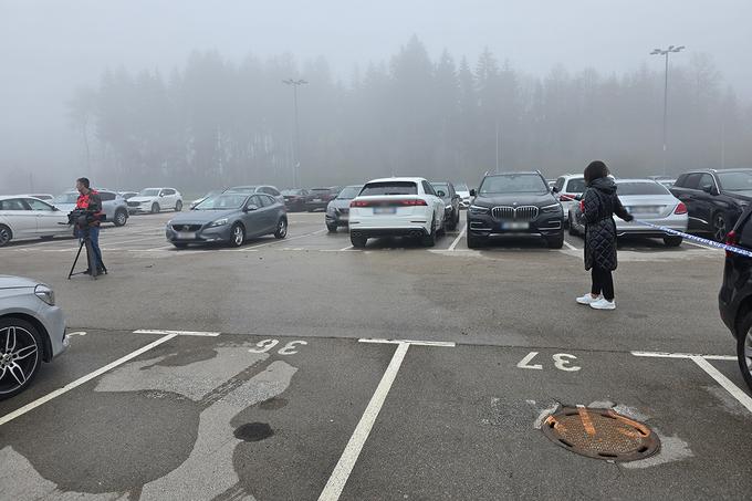 Truplo ženske so našli v avtomobilu na parkirišču letališča na Brniku.  | Foto: David Florjančič