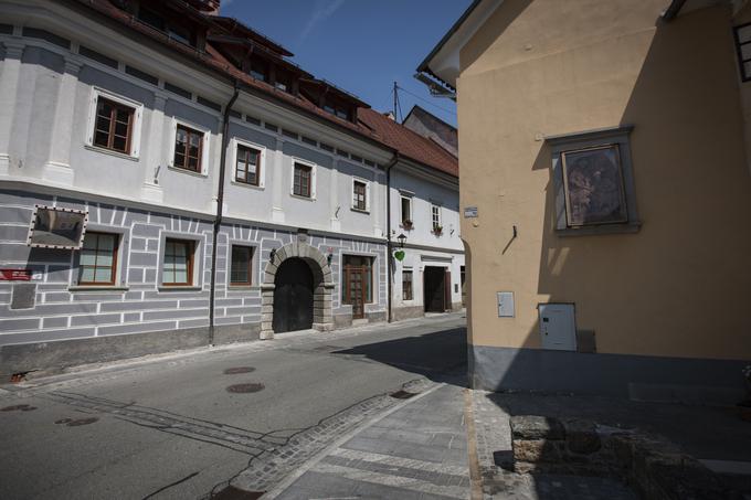 Na Trgu svobode 4, ob vstopu v središče Tržiča, je novo "firbec okno", v njem sta zavetnika čevljarjev sv. Krišpin in Krišpinjan. | Foto: Bojan Puhek